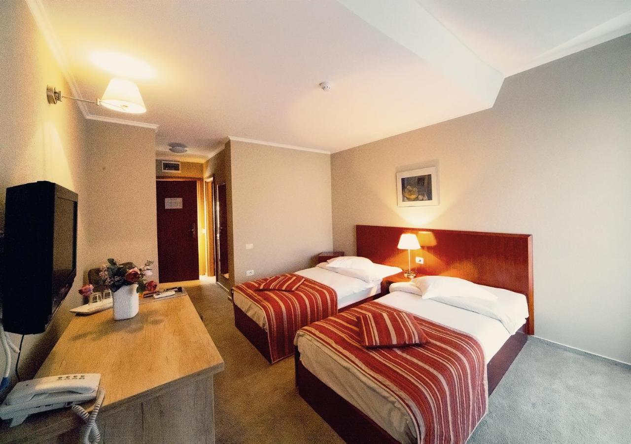 Hotel Atrium Тыргу-Секуеск Экстерьер фото